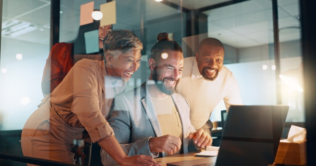 Equipe sorridente com recebimento de benefícios corporativos em cartão flexível